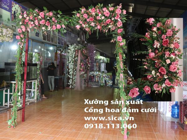 Cổng hoa cưới khung cầu thang hoa màu hồng pastel